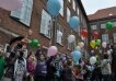 Children of the "Den Classenske Legat Skole" with balloons