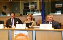 From left to right MEPs Á. Kósa & R. Estaràs, & M.A, Cabra de Luna (F.ONCE)