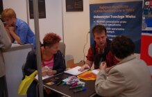 Przemek Staron during art therapy consultation for seniors